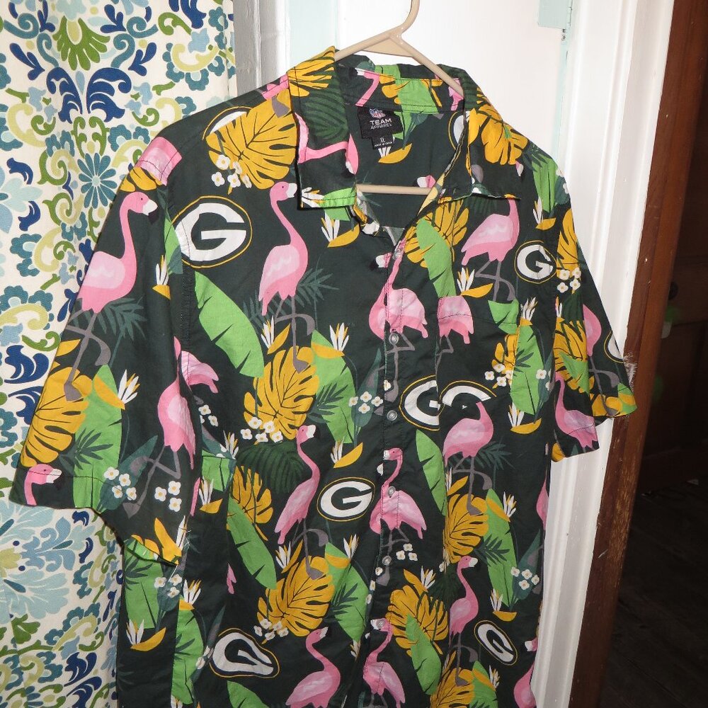 NFL GREEN BAY PACKER SHORT SLEEVED SHIRT WITH FLAMINGO'S SIZE XL
